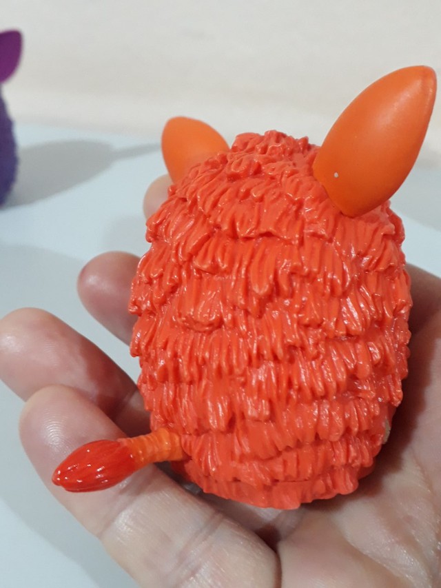 Brinquedo Furby coleção Hasbro 2013 (O branco falta uma orelha) - Foto 4