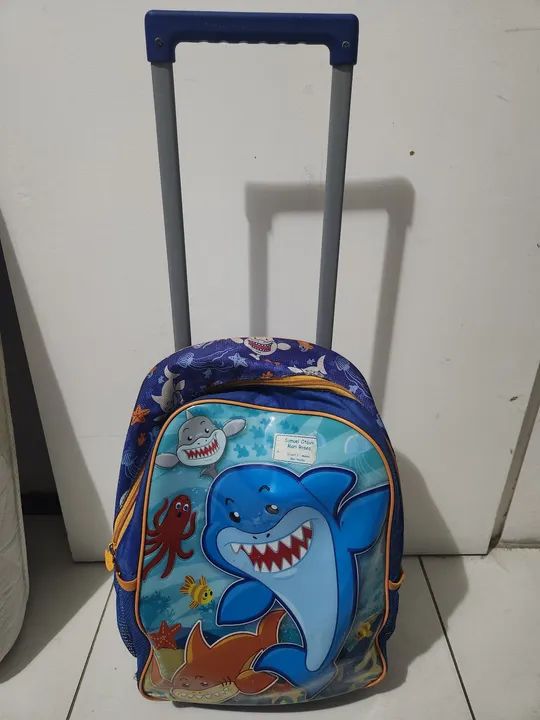 Mochila de rodinhas com tema de tubarão