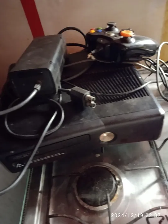 Xbox 360 com, fonte e joysticks