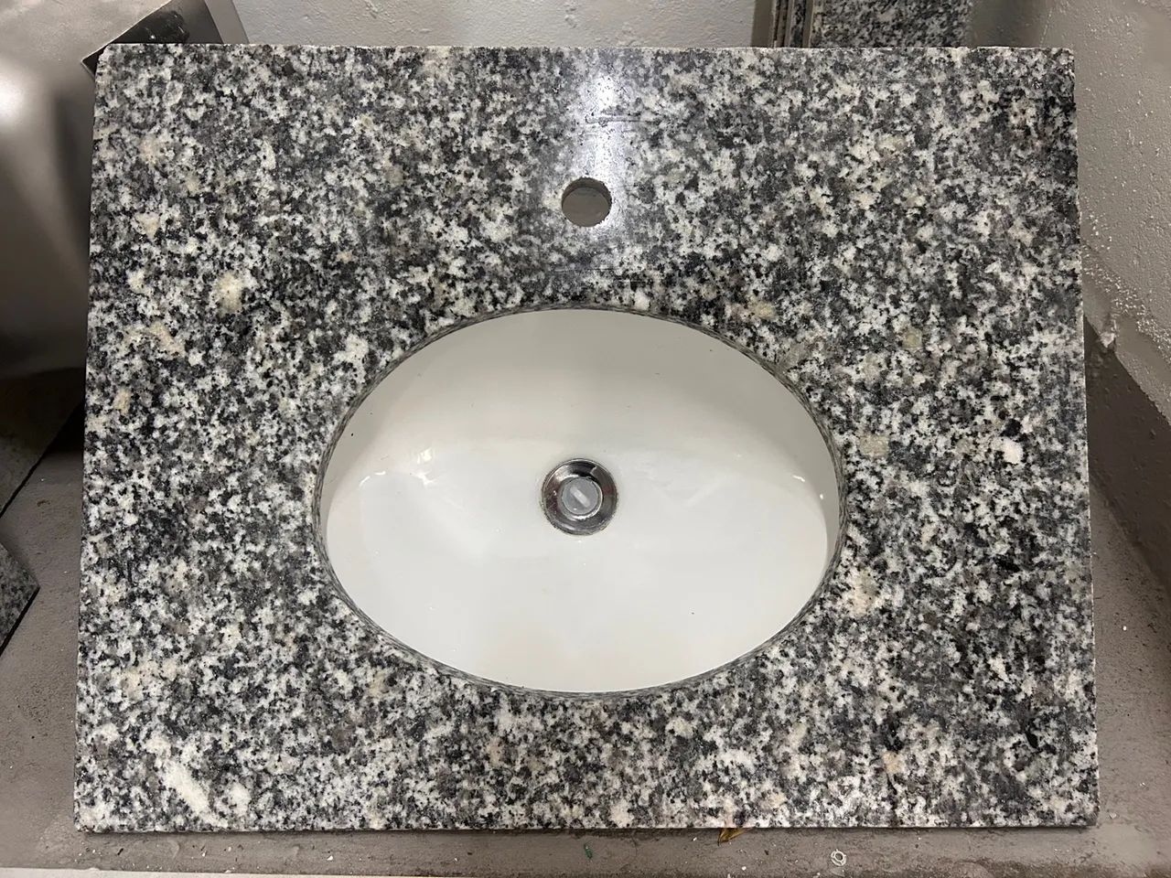 Pia de granito NOVA com cuba instalada