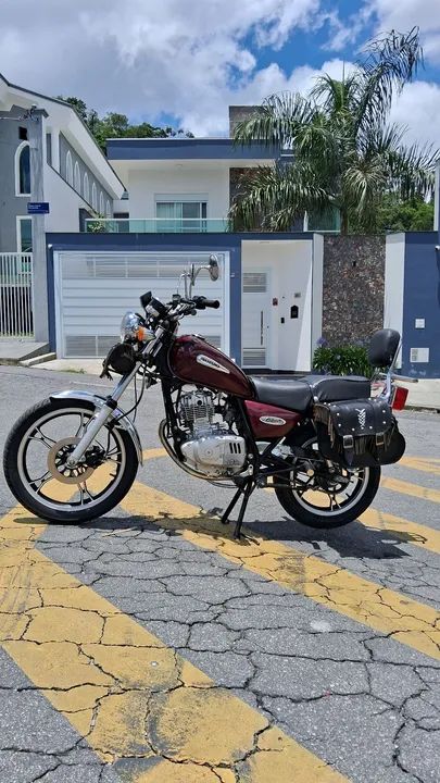 *Suzuki Intruder 125 - 2010*<br>Segundo dono, manual e chave reserva. 