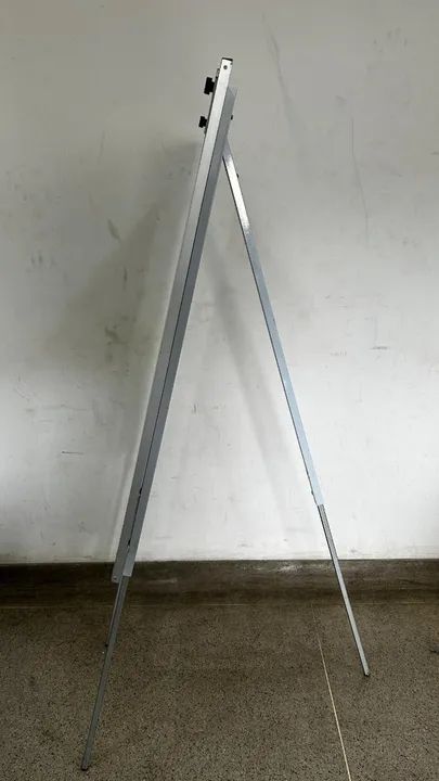 Quadro Branco com Suporte Ajustavel - Ideal para Escritórios e Salas de Aula! - Foto 3