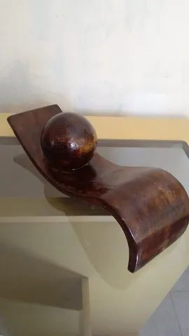 Centro de mesa com esfera com efeito madeira