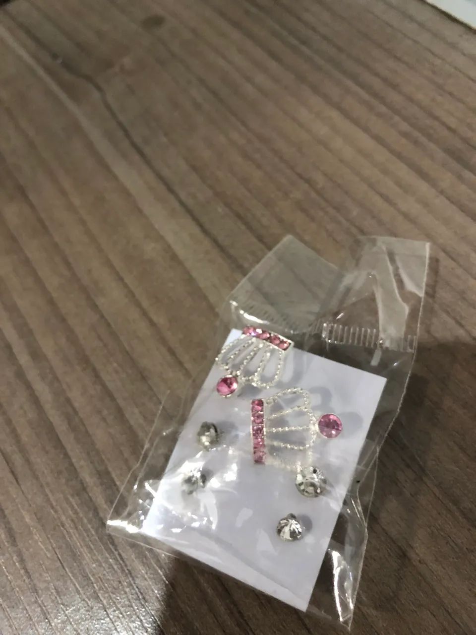 Brinco para menina cá da pacote vem com 4 pares  - Foto 4