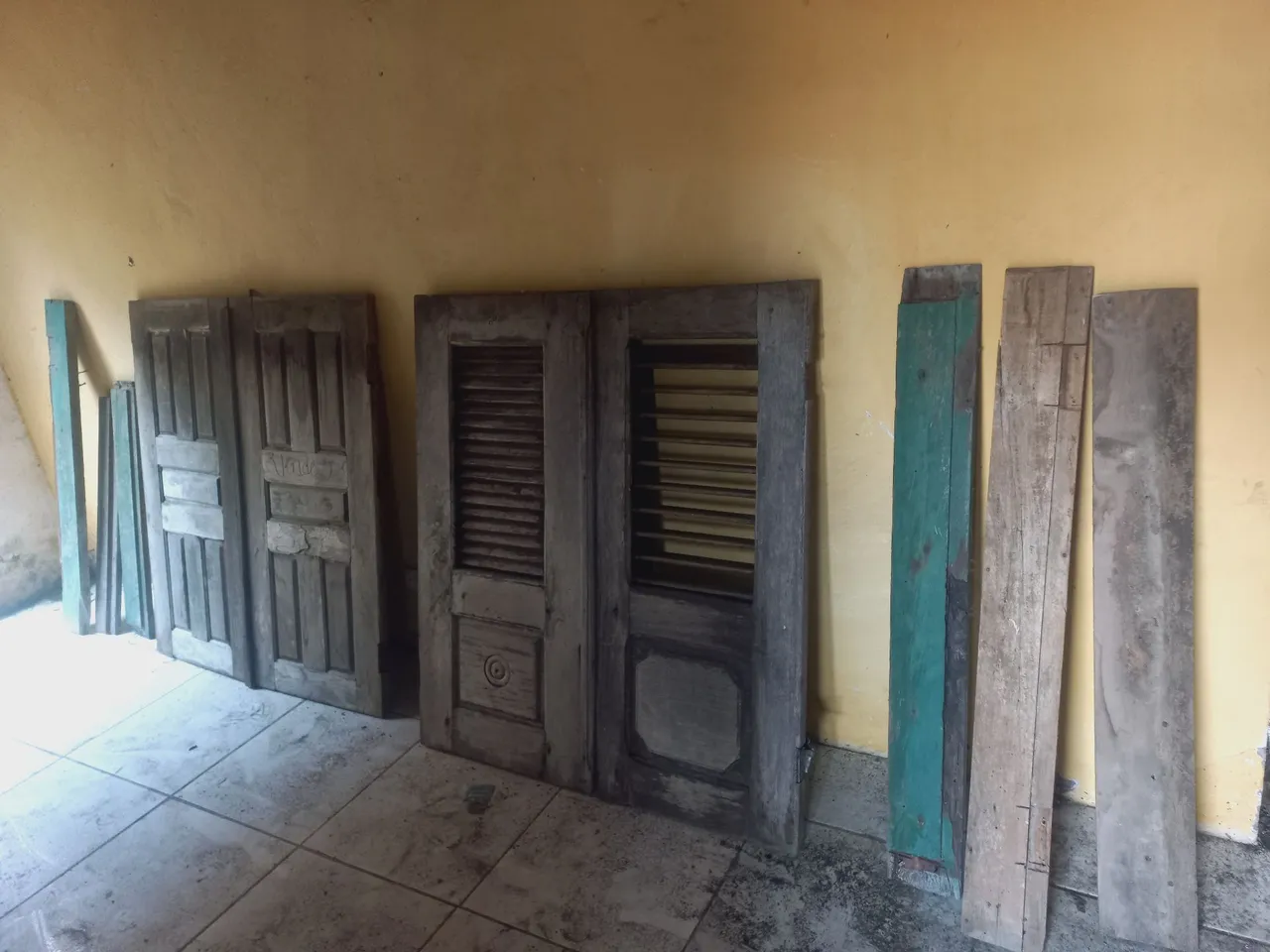 Portas e Janelas de Madeira Antigas