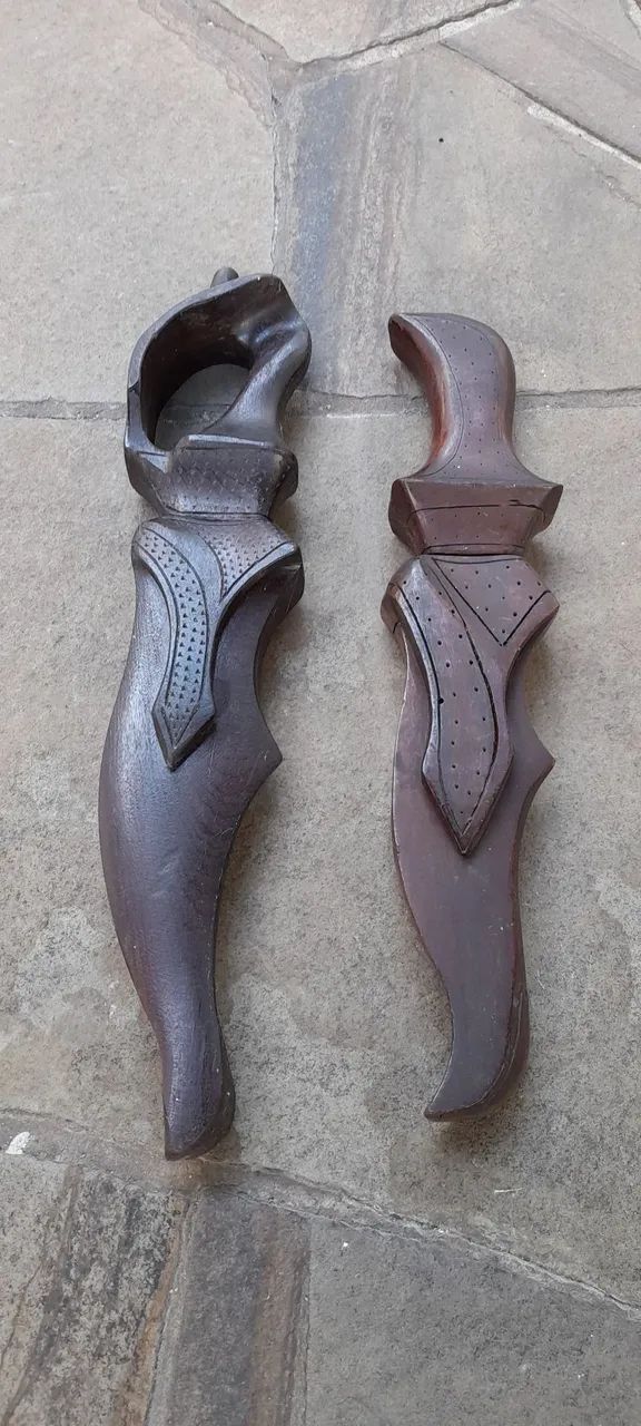 2 Facas artesanais antigas com bainha de madeira