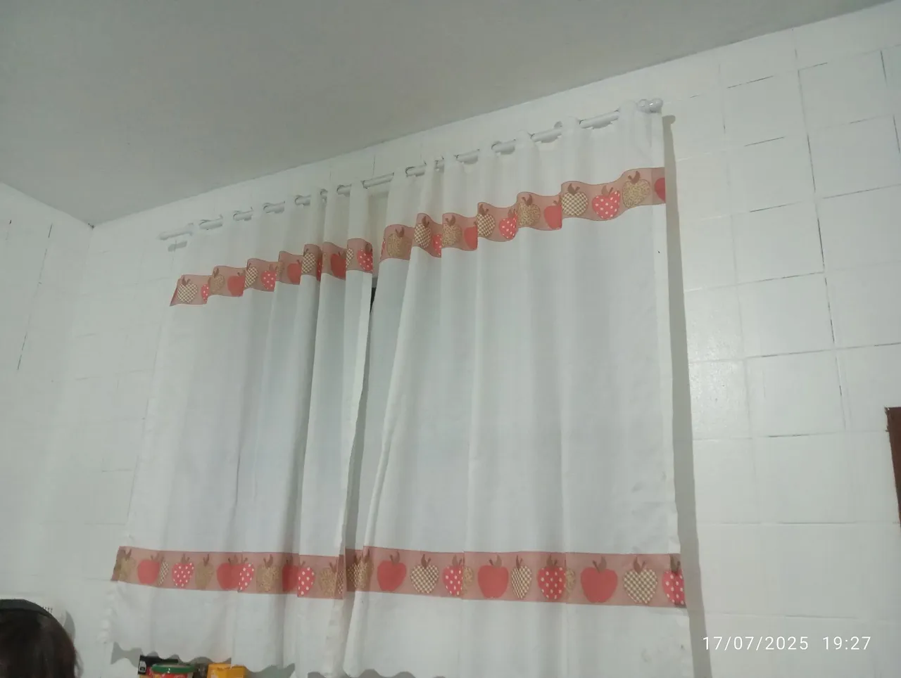Cortina de cozinha com estampa de maçãs