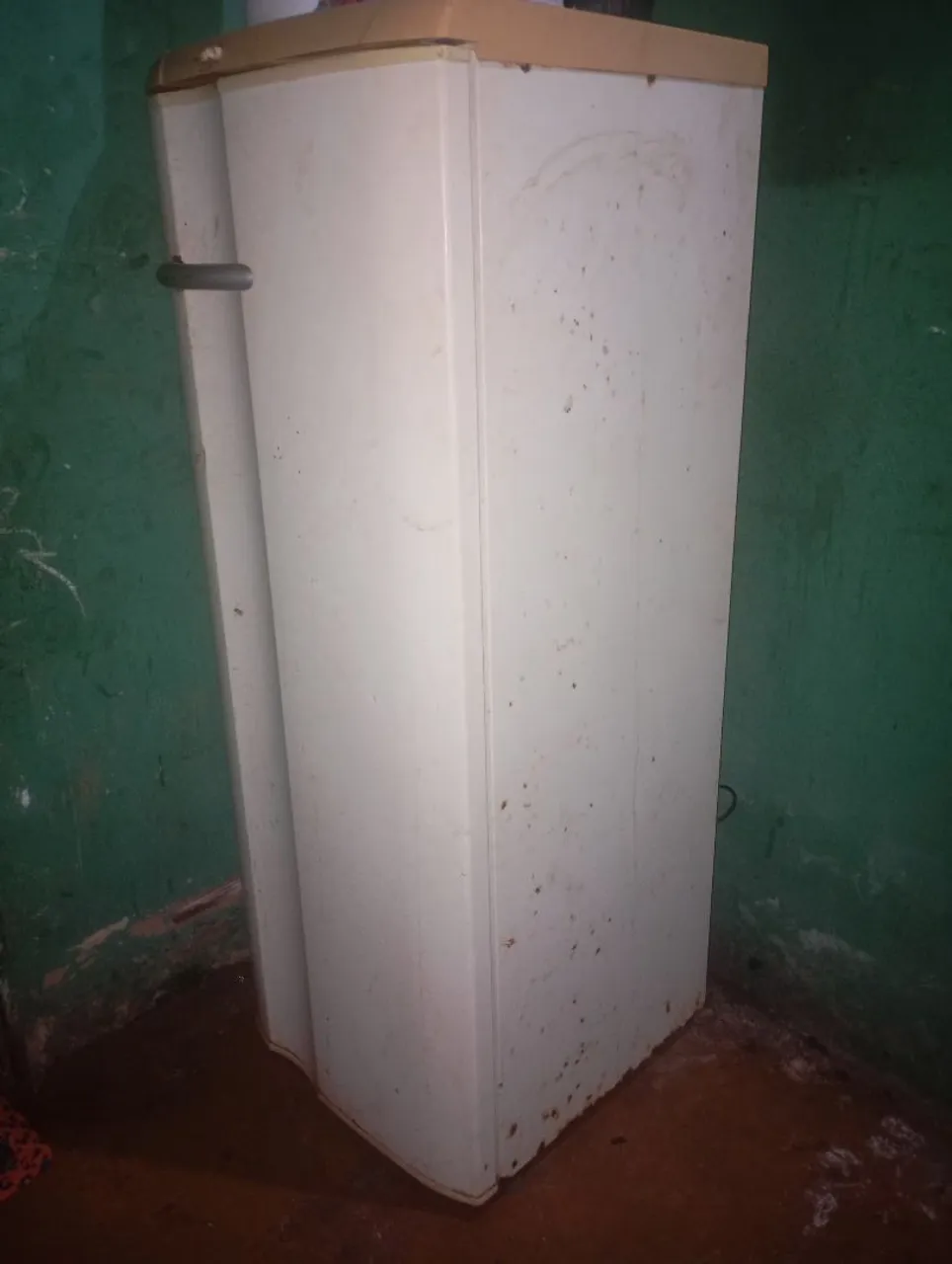 Vende-se uma geladeira em ótimas condições 400