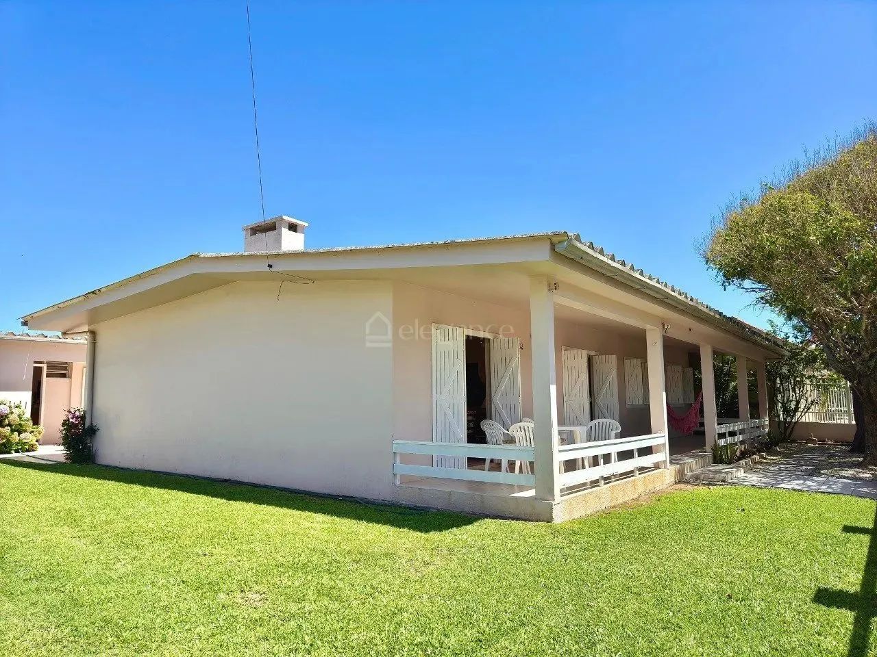 Casa próxima ao mar com dois terrenos à venda na praia de Xangri-Lá. - Foto 4