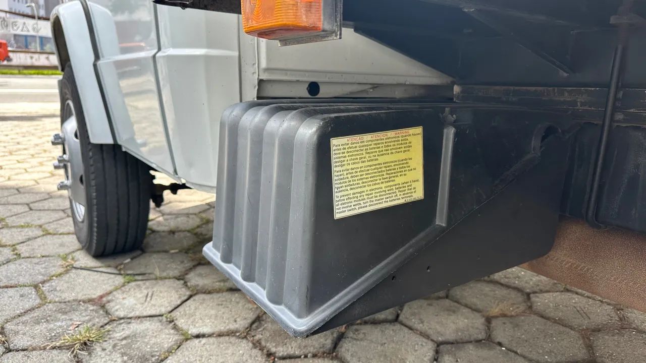 Caminhão Mercedes-Benz 710 Plus Baú em ótimo estado de conservação  - Foto 12