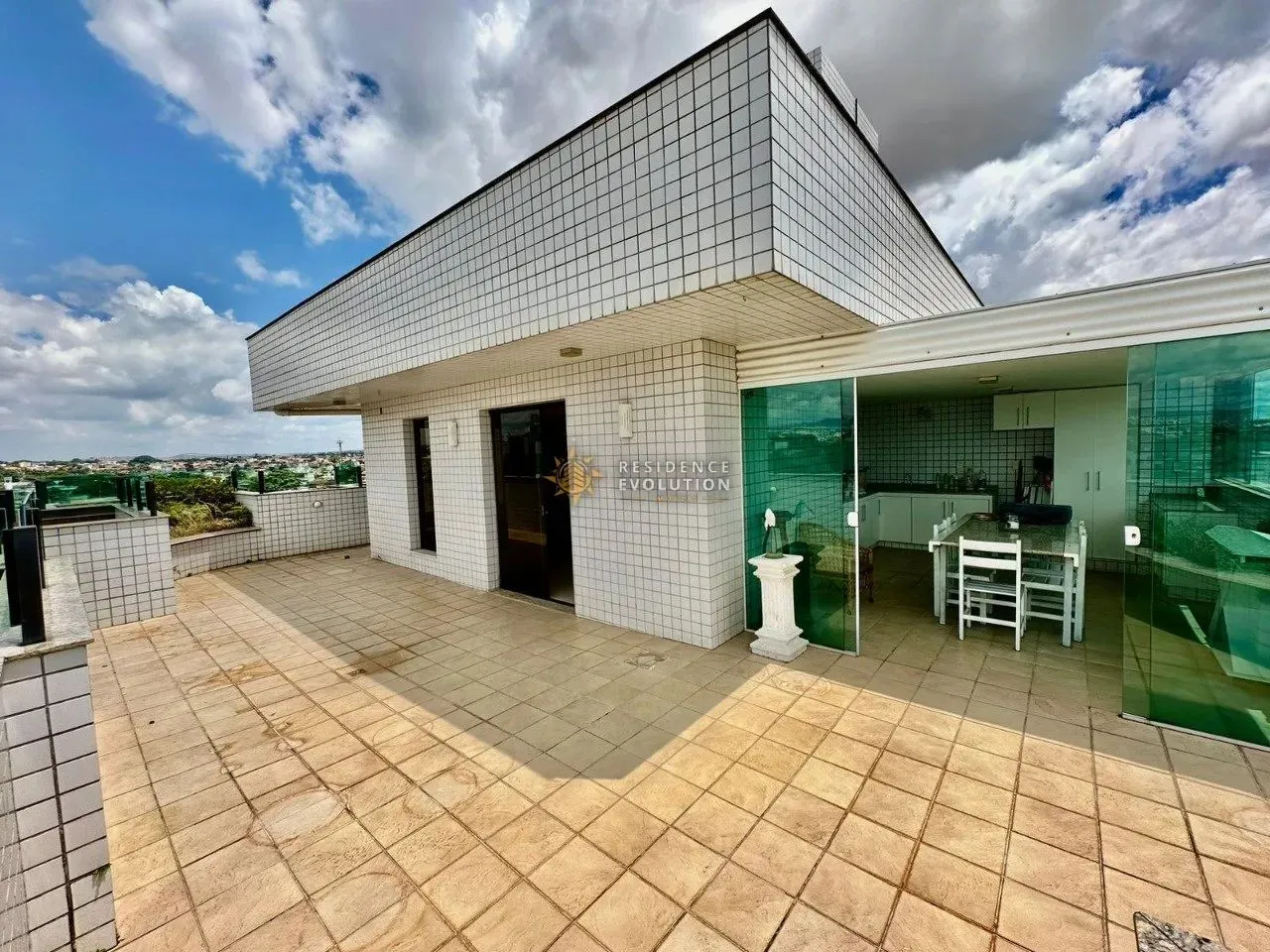 Cobertura disponível para venda no Itapoã!