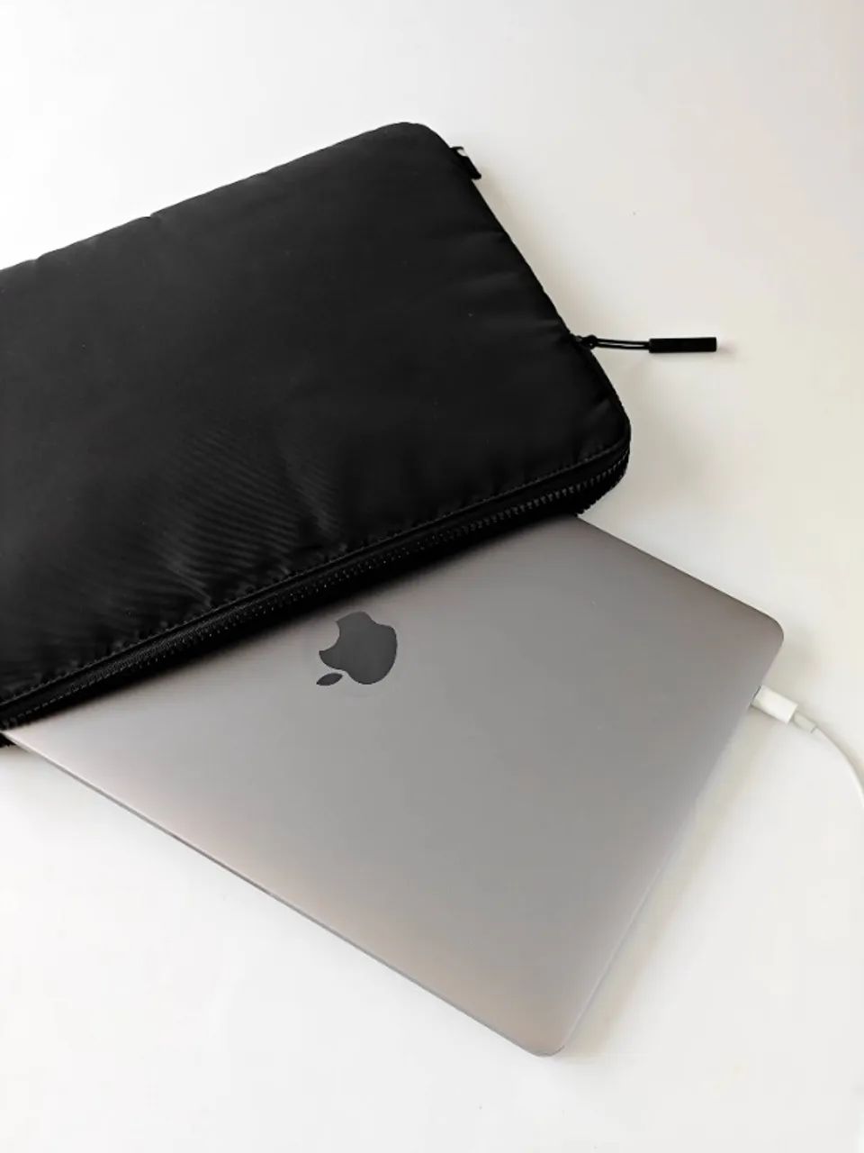 Apple MacBook Pro 13? 2019 - i5 Quad-Core 2.4GHz - 8GB RAM - SSD