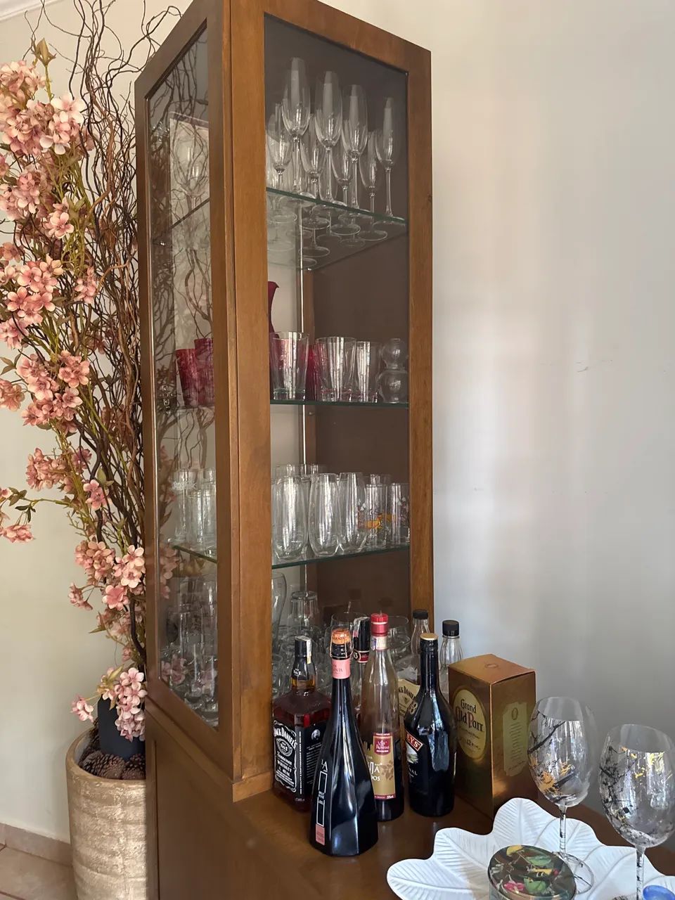 Buffet com cristaleiras madeira 64276668621443123