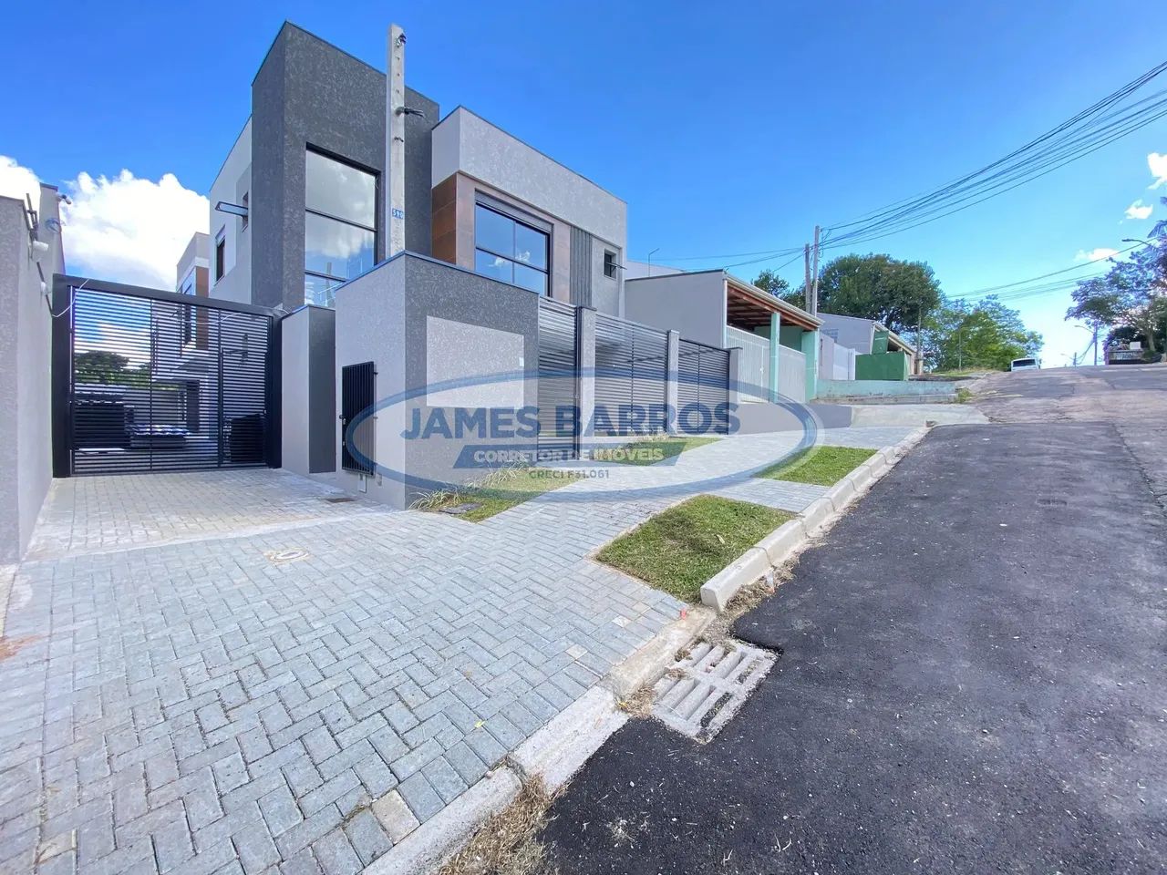 Sobrado com 3 quartos e 02 vagas em Cidade Industrial - Curitiba - PR
