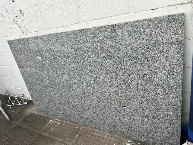 pedra de granito cinza polida e cortada