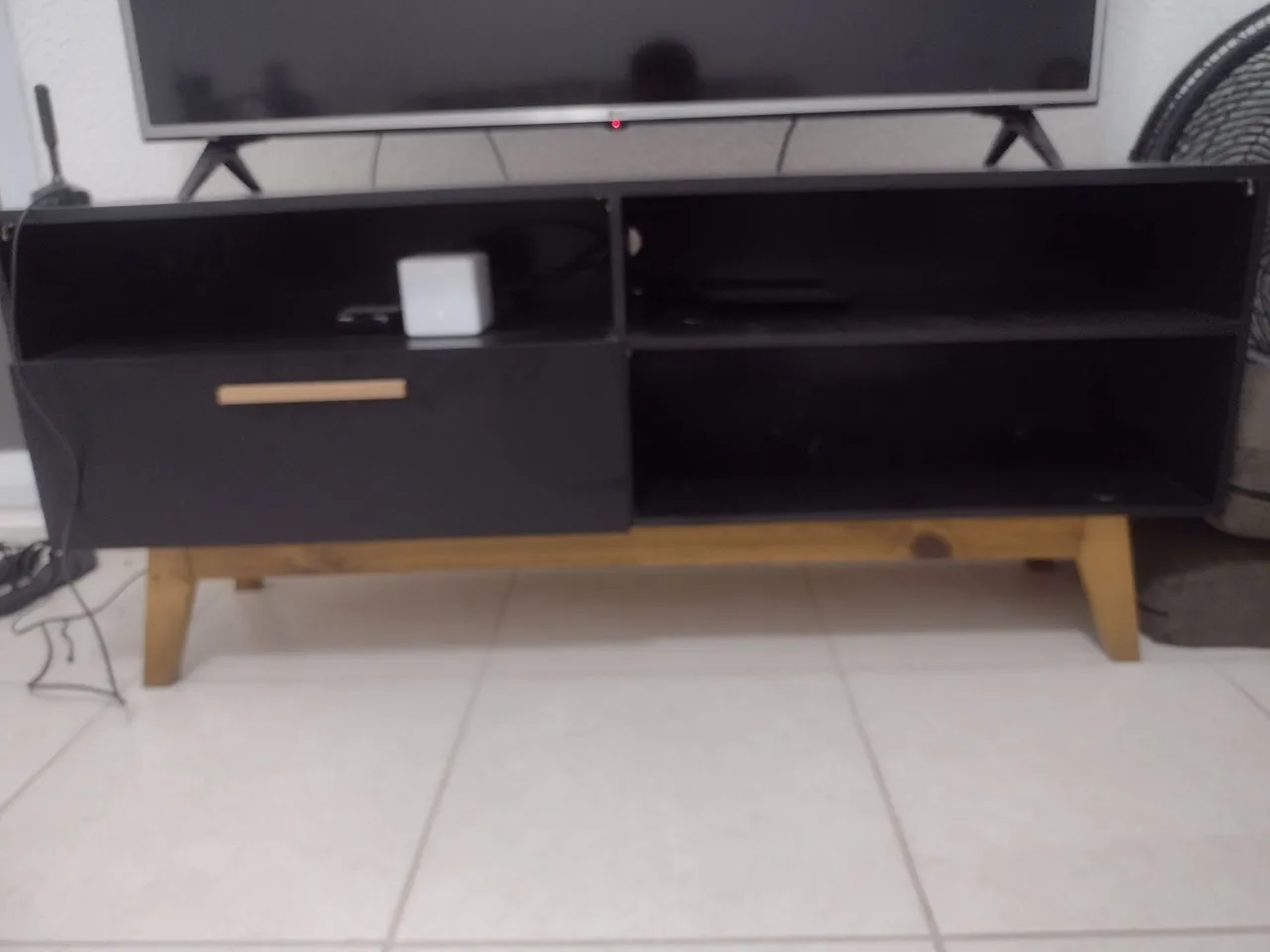 Rack para TV Preto com Detalhes em Madeira