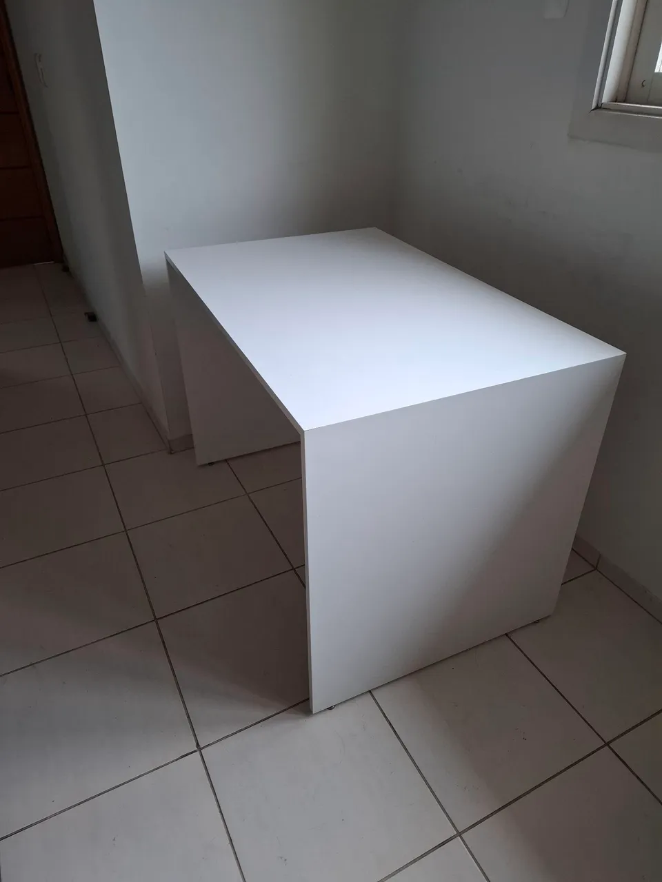 Mesa de escritório branca moderna