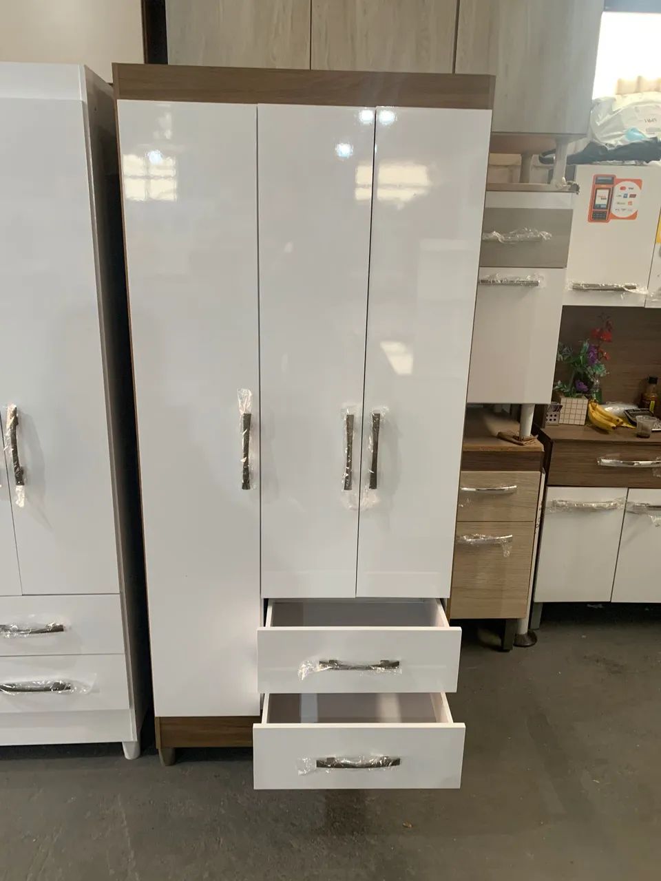 Guarda-Roupa 3 Portas com Gavetas - Branco e Amadeirado - entregamos montado - Foto 5