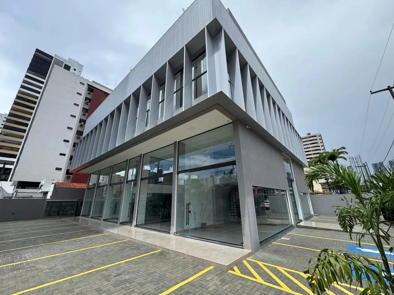 Salas comerciais para locação Empresarial novo com vitrine em excelente locali