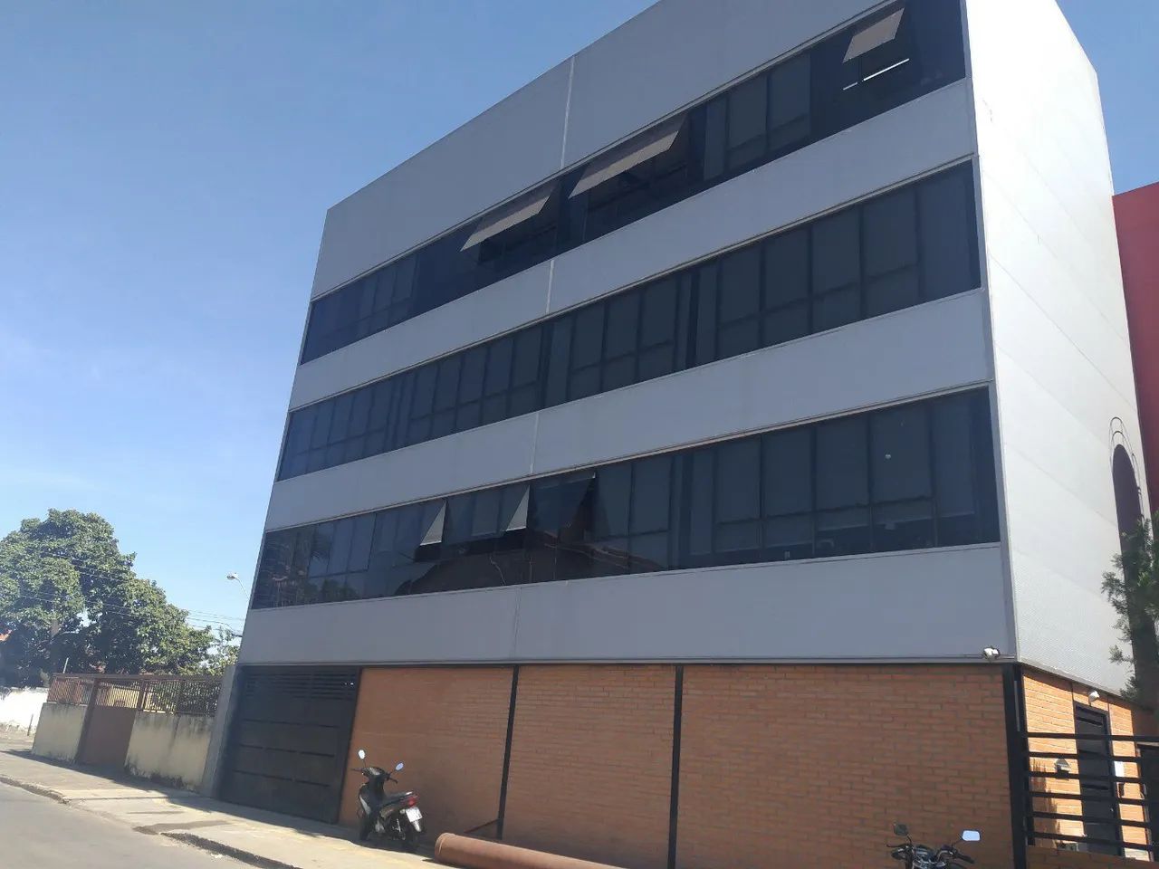 Prédio comercial,com escritório e 3 andares.