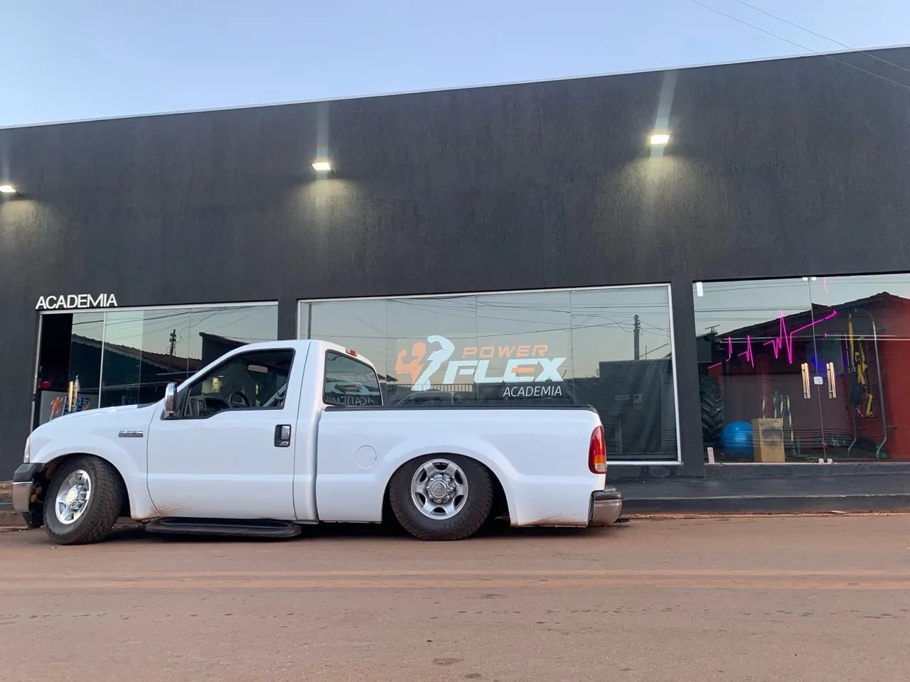 F 250 2005 com som 