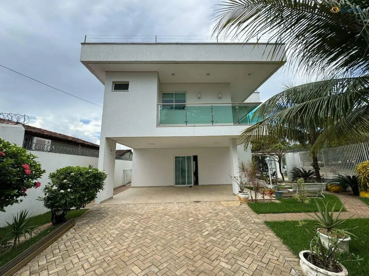 CASA COM 05 QUARTOS SENDO 03 SUITES COM CLOSET NA QUADRA 110 SUL.