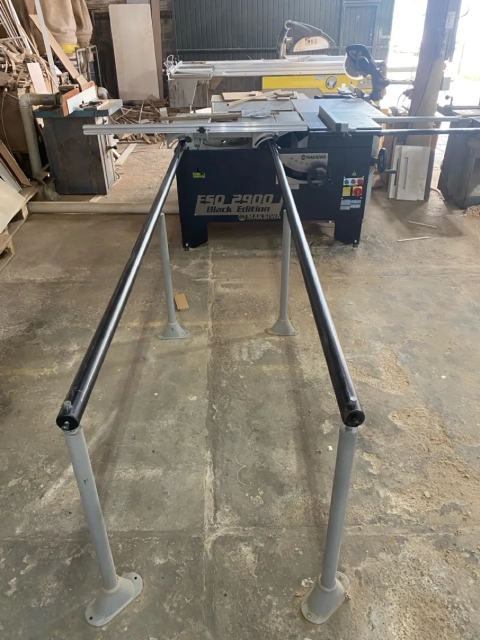 Serra de Mesa Makita - F50 2900 Black Edition