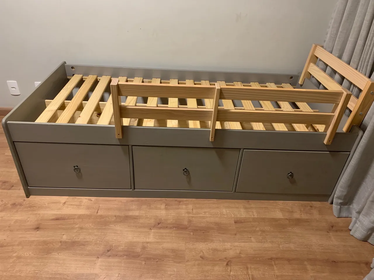 Cama Infantil com Gavetas e Grade de Proteção