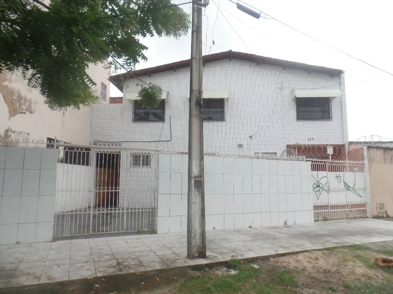Casa Altos, 100m², 03 suítes, sala, cozinha, área de serviço, despensa, 02 vagas, financia