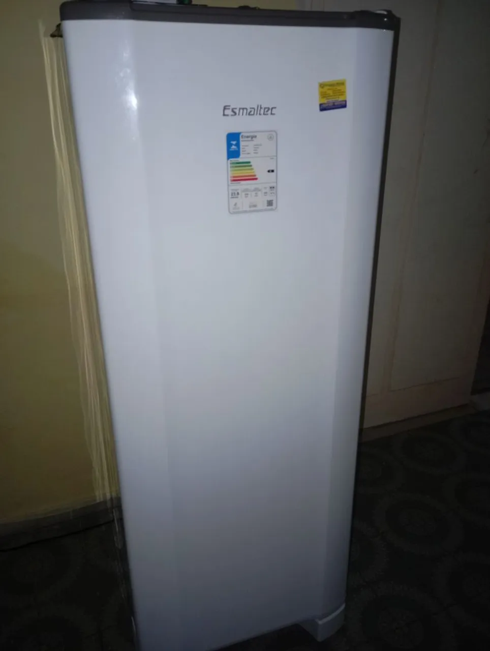 Geladeira semi nova.