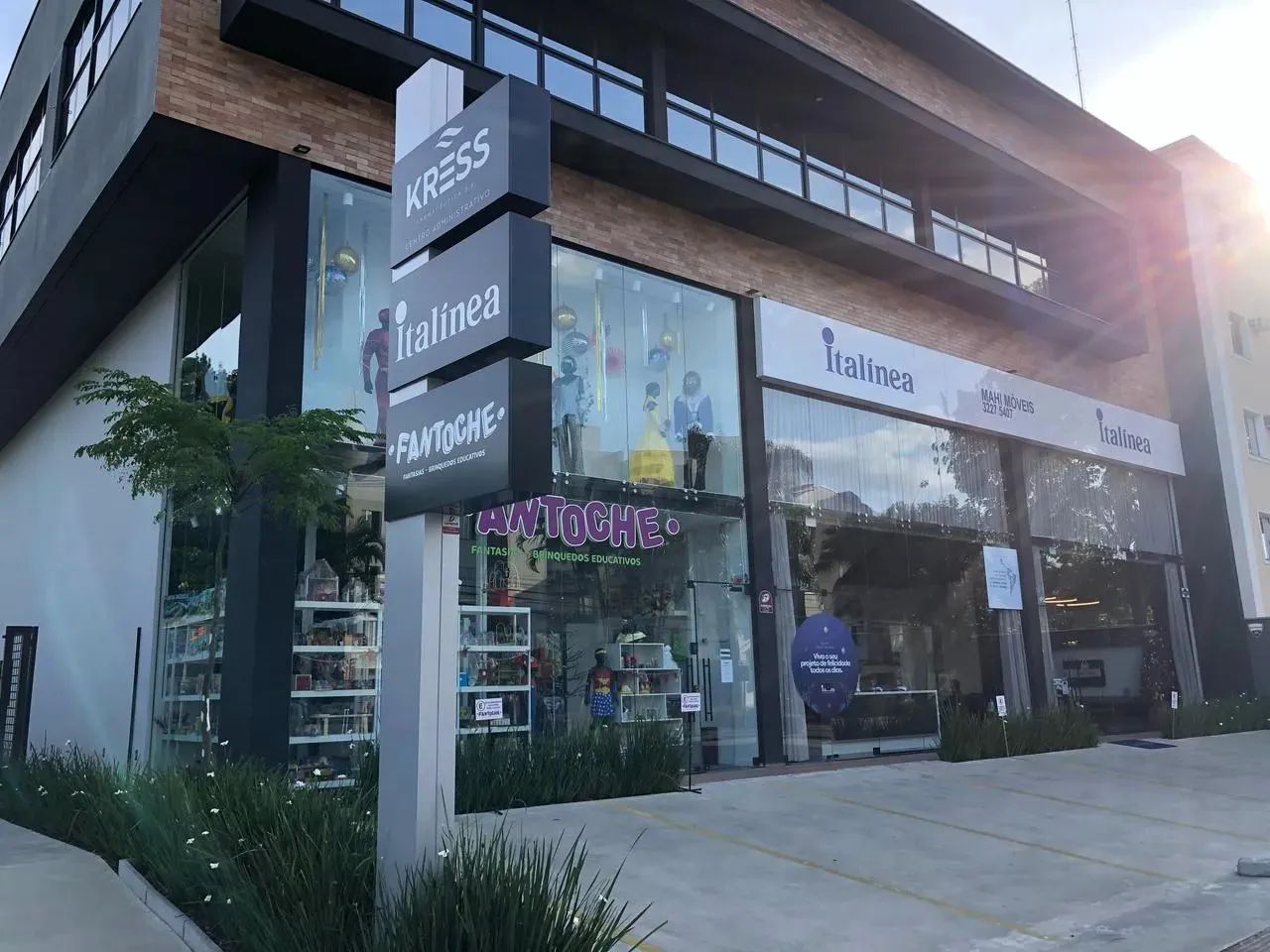 Sala Comercial TÉRREA para aluguel com 230m2 em Santo Antônio - Joinville - SC