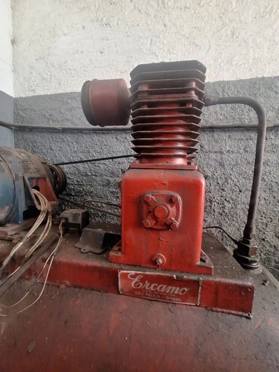 Compressor ERCAMO, trifásico, com 400 litros e 5 CV