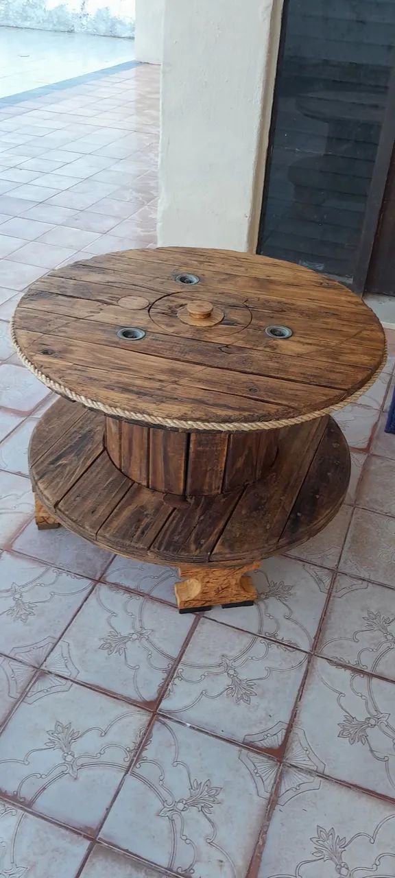 Mesa centro de carretel com compartimento secreto para guardar o que queira .