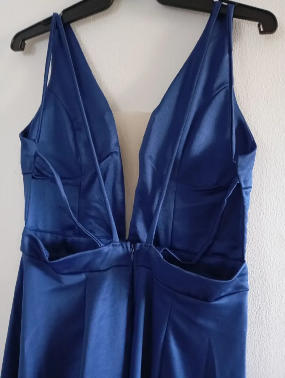 Vestido azul elegante com decote profundo
