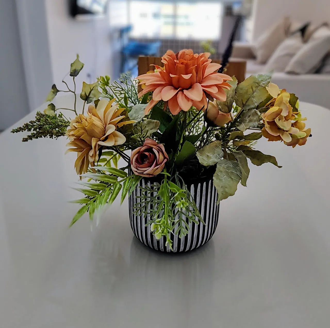 Lindo arranjo de flores artificiais