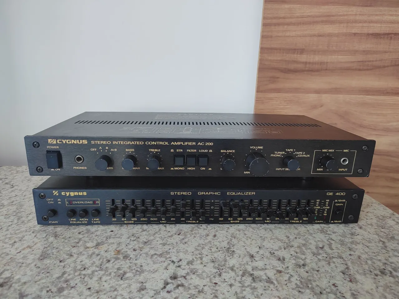 Amplificador Cygnus AC 200 e Equalizador GE 400