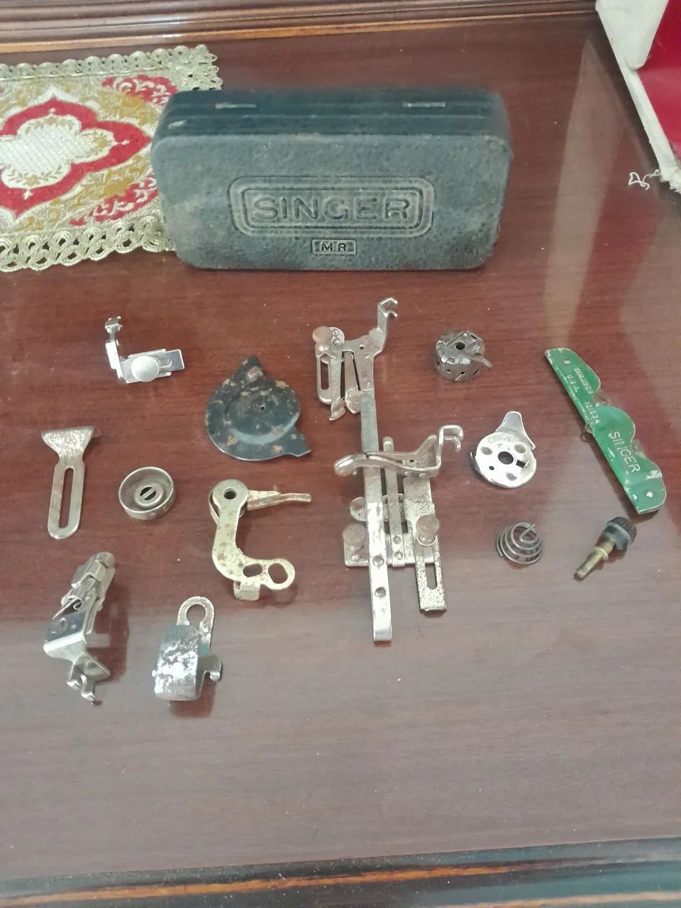 Maquina de custura singer com acessórios  centenária  - Foto 4