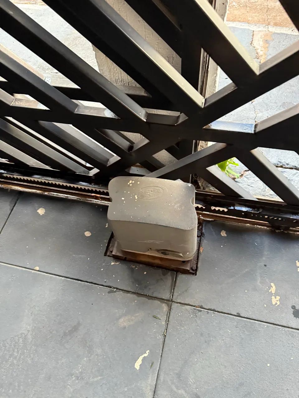 Portão de ferro e motor eletrônico  - Foto 3