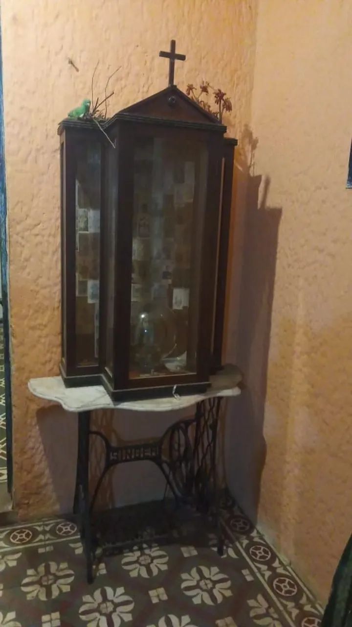 Oratório de madeira maciça,completo com os pés e tampo de granito ...