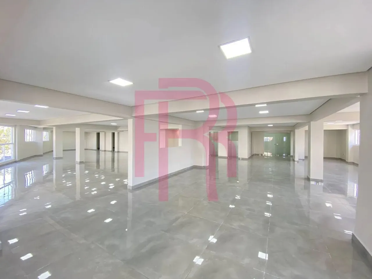 Sala Comercial para locação anual, 360m² no Centro de Balneário Camboriú.