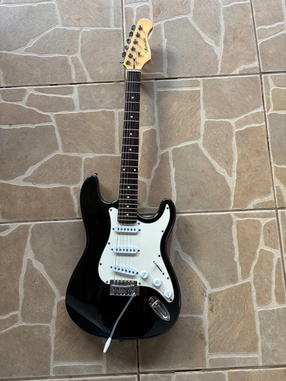 Guitarra stratocaster Hurricane (a mais barata do Brasil)