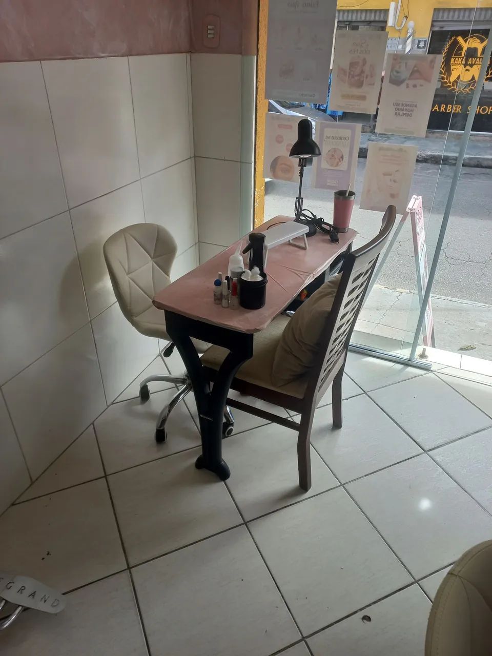 Mesa de manicure com cadeira