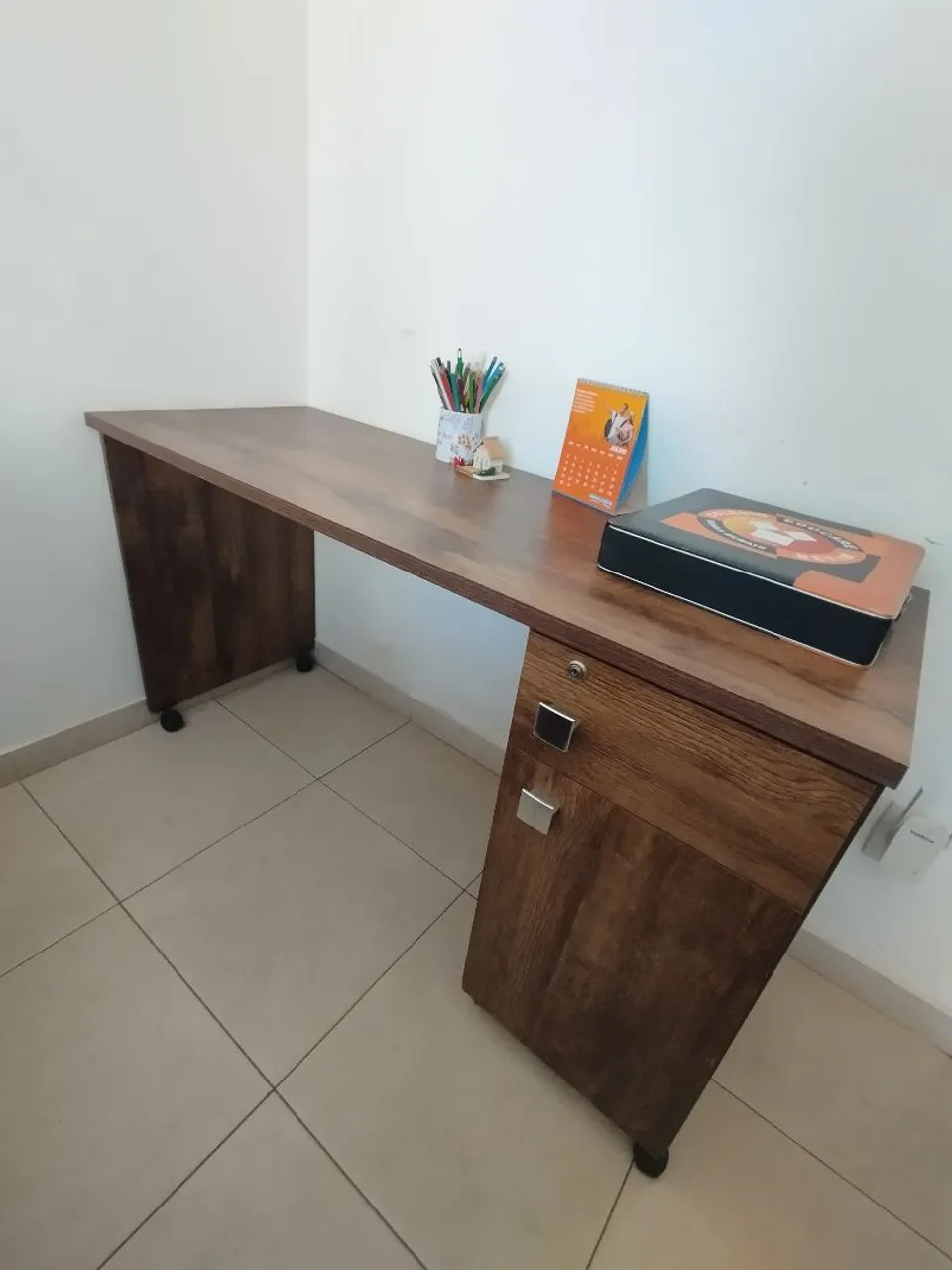 Mesa de Escritório com Gaveteiro