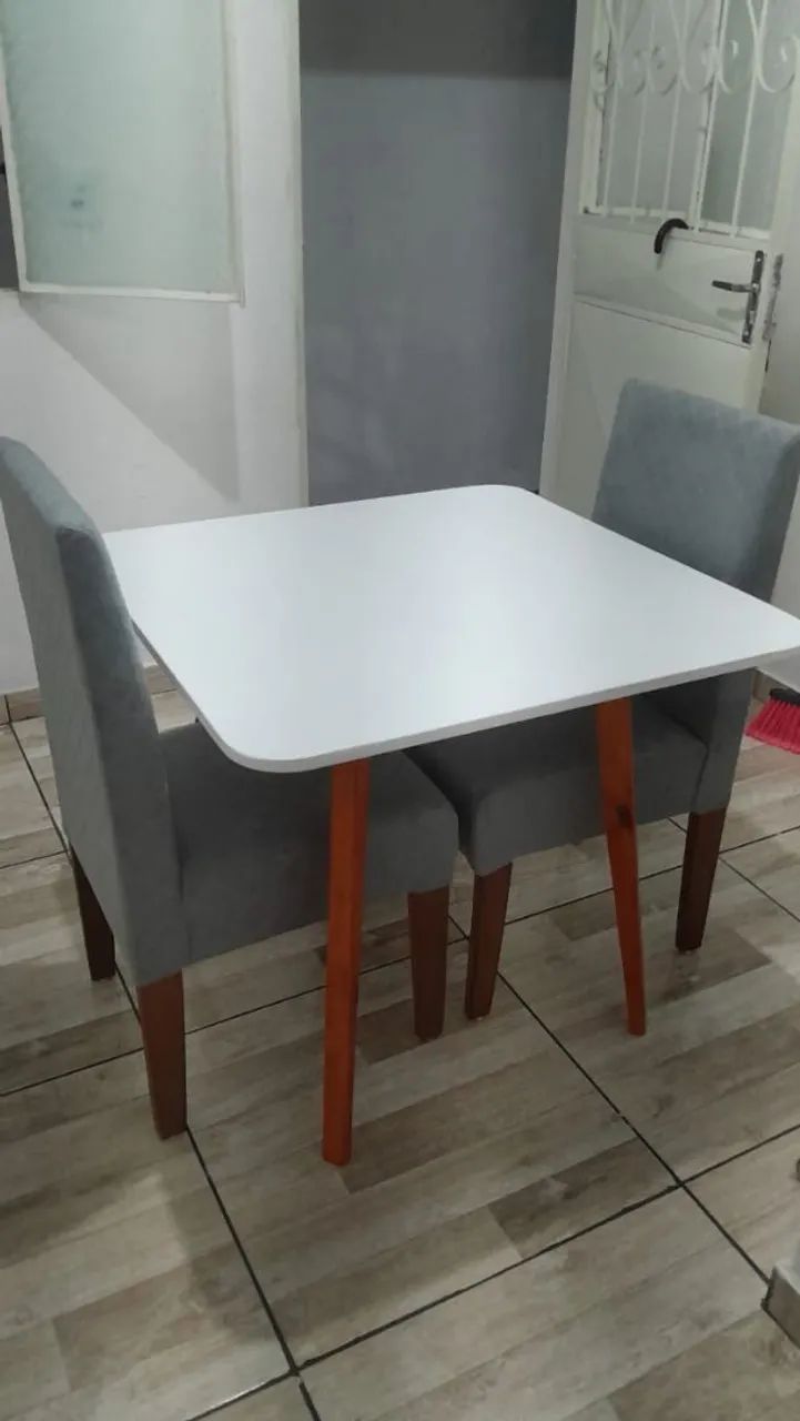 Mesa de Jantar Quadrada Branca com Pés de Madeira