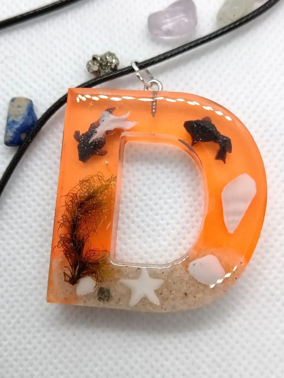 Colar Pingente 3D Laranja Neon Letra D Resina
