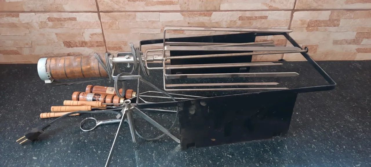 Churrasqueira móvel com espeto giratório<br>