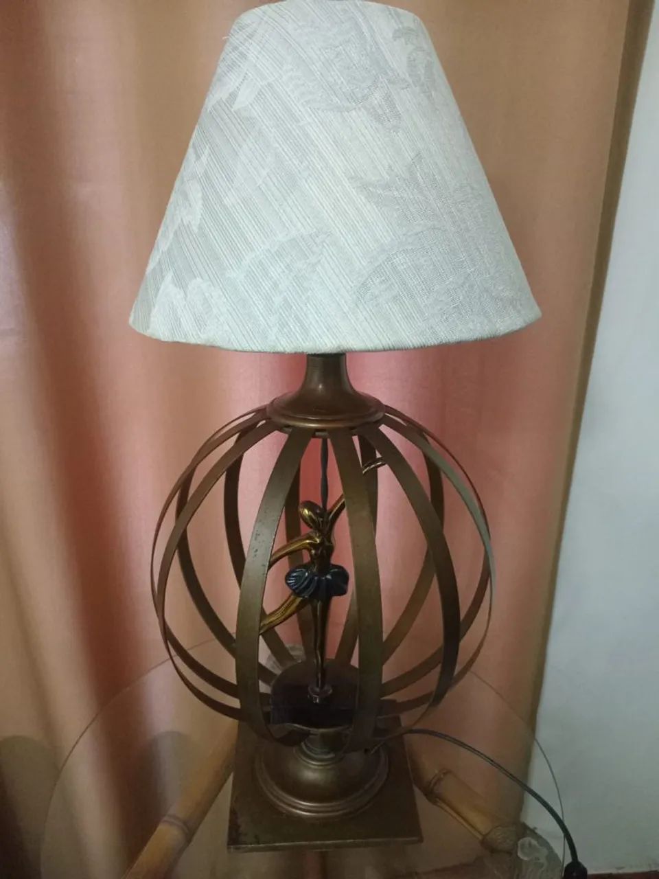  ABAJUR de  ferro antigo com Bailarina  - Foto 3