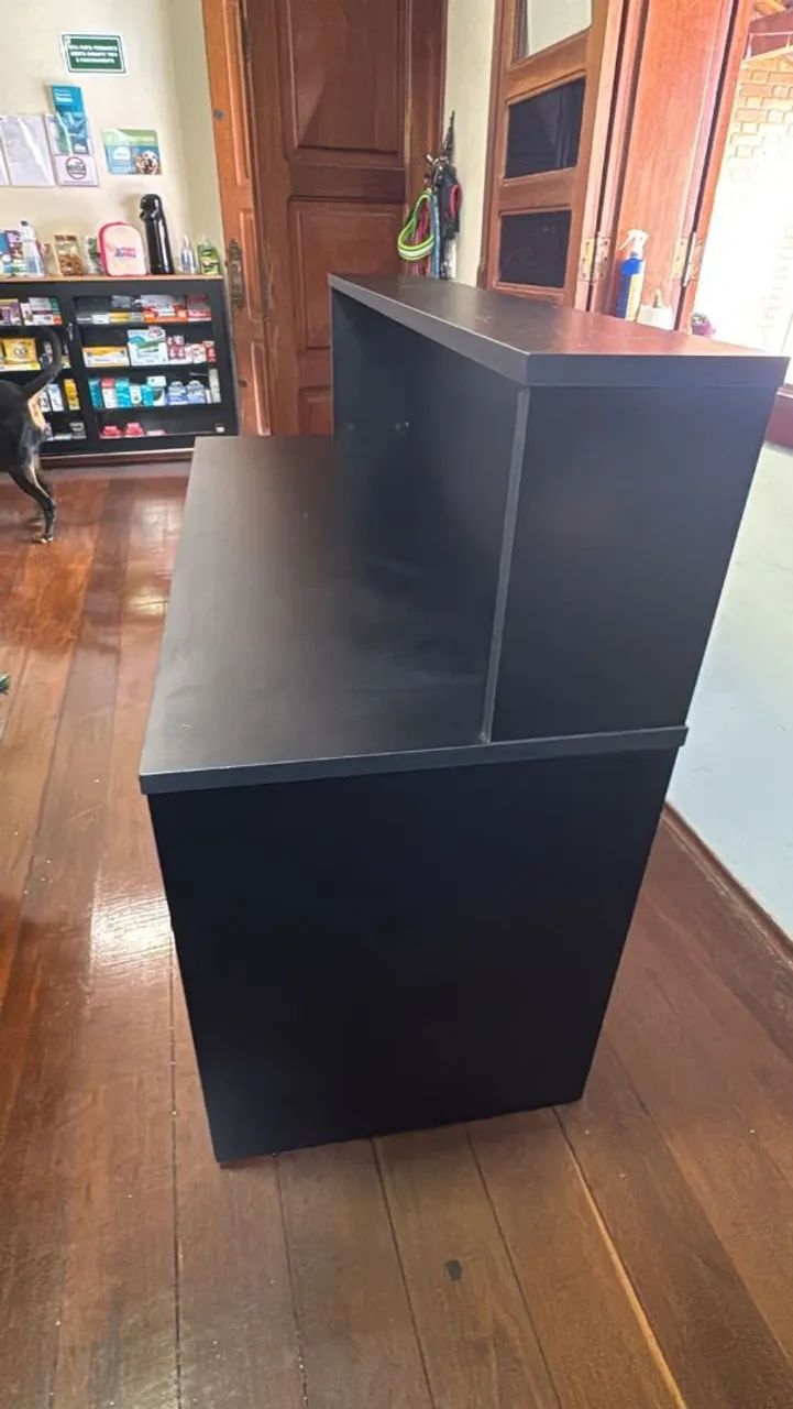 Balcão em MDF preto<br><br>1,90 de comprimento<br>1,20 de altura<br>0,75 de largura