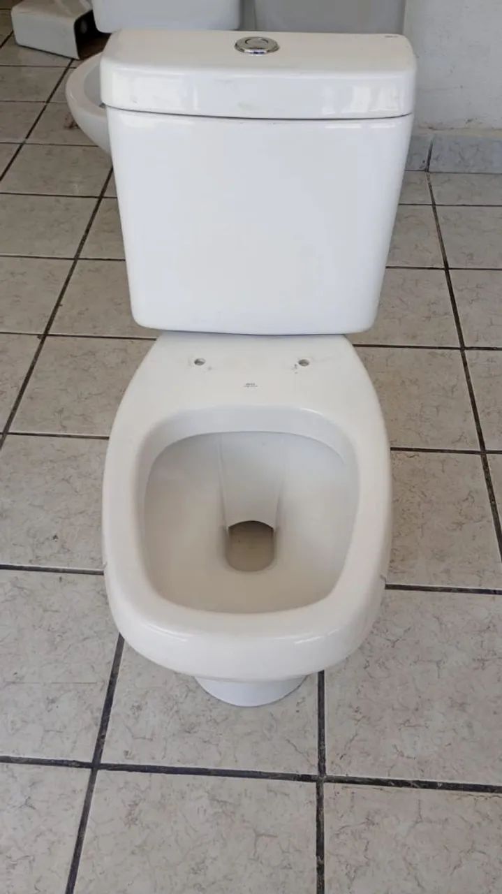 4 toilet bowls, all in excellent condition! Each has its own price64617965147906124