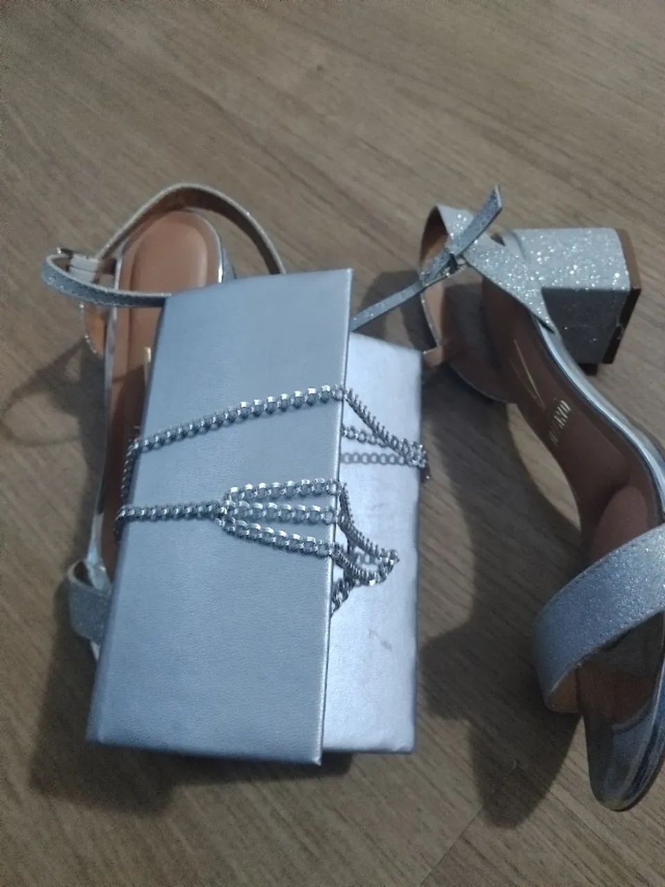 Vendo Sandália Vizzano Prata com gliter (36) com bolsa porta celular - Foto 5